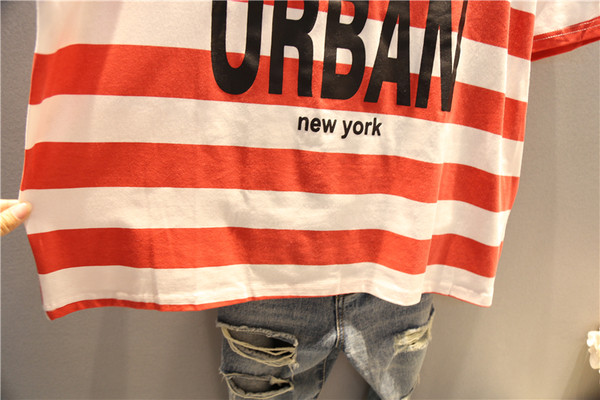 Tricou de damă cu inscripție în dungi într-un model larg în două culori