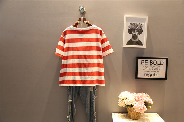 Tricou de damă cu inscripție în dungi într-un model larg în două culori