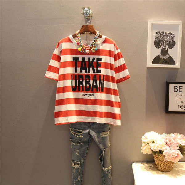 Tricou de damă cu inscripție în dungi într-un model larg în două culori