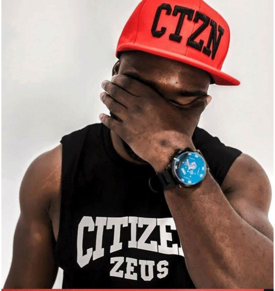 Fitneszre alkalmas férfi felső, fekete-fehér színben felirattal