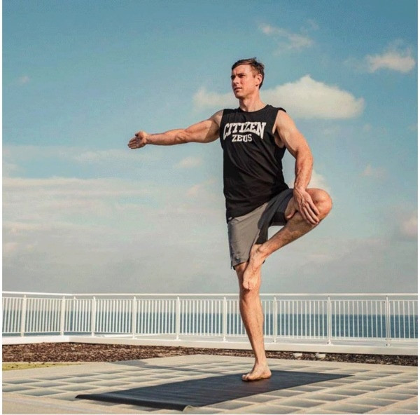 Fitneszre alkalmas férfi felső, fekete-fehér színben felirattal