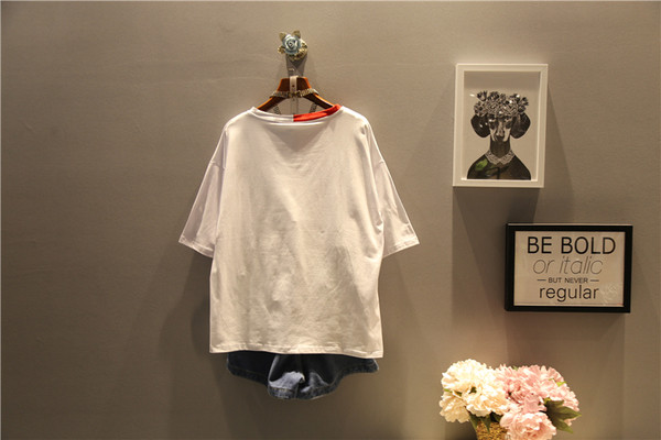 Tricou casual de dama marimea MAXI cu inscriptie si decolteu in V in rosu, alb si negru