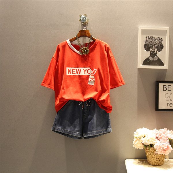 Tricou casual de dama marimea MAXI cu inscriptie si decolteu in V in rosu, alb si negru