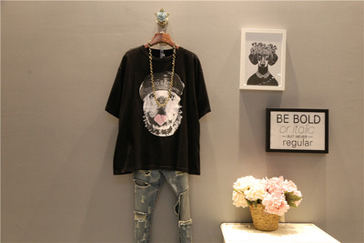 Μοντέρνο γυναικείο T-shirt MAXI σε μαύρο και άσπρο με εφαρμογή κατάλληλο για καθημερινή ζωή