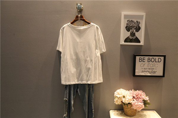 Γυναικεία T-shirt μεγέθους MAXI με εφαρμογή σε λευκό και μαύρο χρώμα - ευρύ μοτίβο