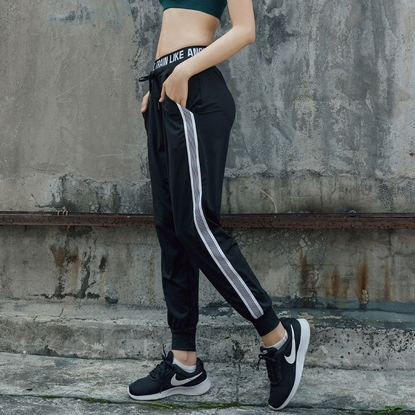 Γυναικεία αθλητική φόρμα  με επιγραφή και πλευρική άκρη