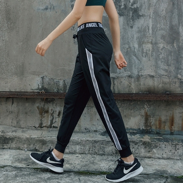 Γυναικεία αθλητική φόρμα  με επιγραφή και πλευρική άκρη