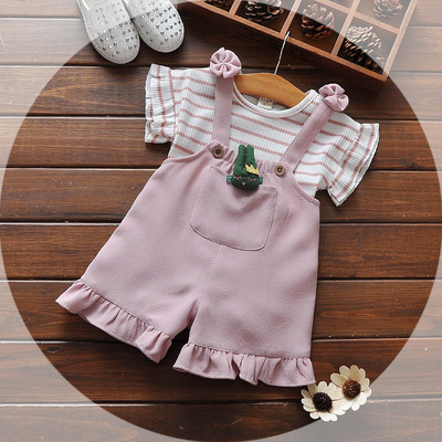 Lányoknak készült baba szett overallt és rövid ujjú blúzt tartalmaz, két színben