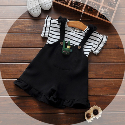 Lányoknak készült baba szett overallt és rövid ujjú blúzt tartalmaz, két színben