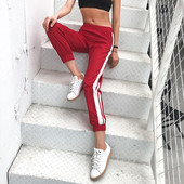 Γυναικεία φόρμα σε κόκκινο χρώμα  με λευκές άκρες