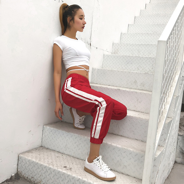 Γυναικεία φόρμα σε κόκκινο χρώμα  με λευκές άκρες