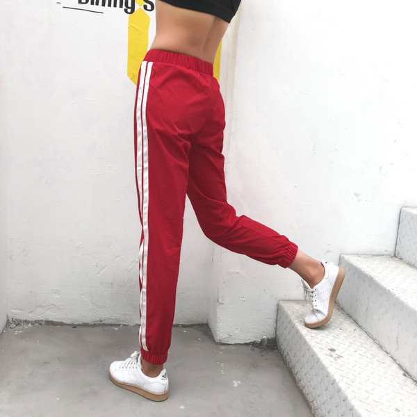 Γυναικεία φόρμα σε κόκκινο χρώμα  με λευκές άκρες