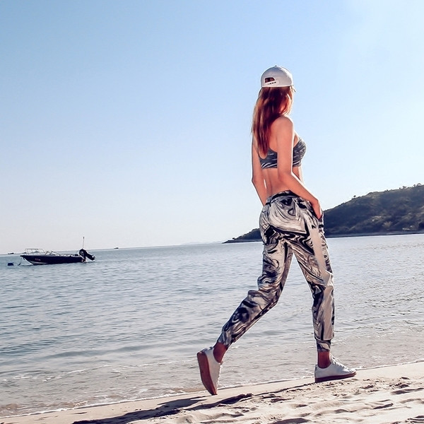 Γυναικείο σπορ παντελόνι ευρύ μοτίβο