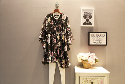 Κομψό γυναικείο  σύντομο φόρεμα μέγεθος MAXI σε floral μοτίβα με μανίκια 3/4