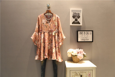 Κομψό γυναικείο  σύντομο φόρεμα μέγεθος MAXI σε floral μοτίβα με μανίκια 3/4