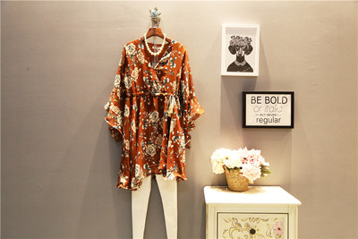Κομψό γυναικείο  σύντομο φόρεμα μέγεθος MAXI σε floral μοτίβα με μανίκια 3/4