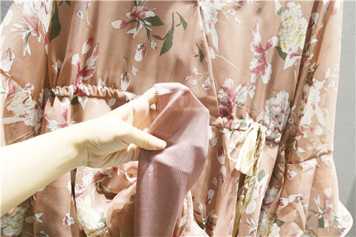 Rochie scurtă de damă elegantă mărimea MAXI cu model floral, cu mâneci tăiate 3/4 și decolteu transfer