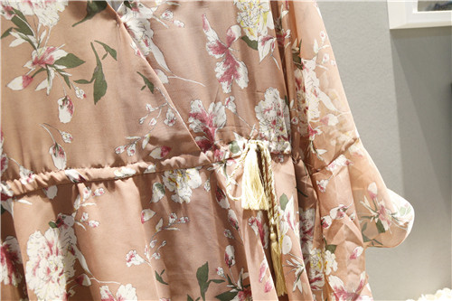 Rochie scurtă de damă elegantă mărimea MAXI cu model floral, cu mâneci tăiate 3/4 și decolteu transfer