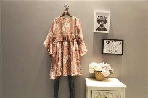 Rochie scurtă de damă elegantă mărimea MAXI cu model floral, cu mâneci tăiate 3/4 și decolteu transfer