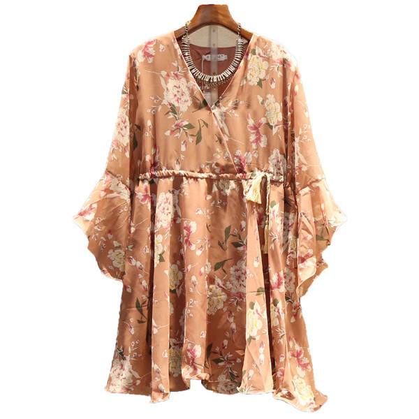 Rochie scurtă de damă elegantă mărimea MAXI cu model floral, cu mâneci tăiate 3/4 și decolteu transfer