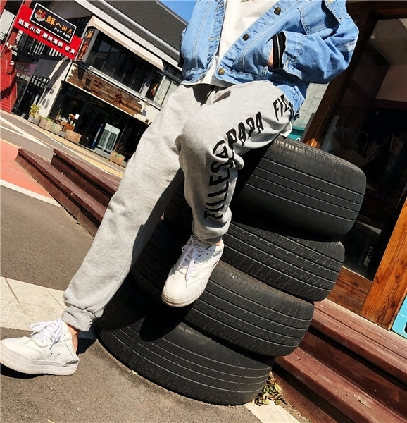 Ευρεία γυναικεία αθλητική φόρμα με ανοιχτόχρωμη επιγραφή