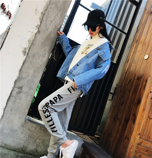 Ευρεία γυναικεία αθλητική φόρμα με ανοιχτόχρωμη επιγραφή