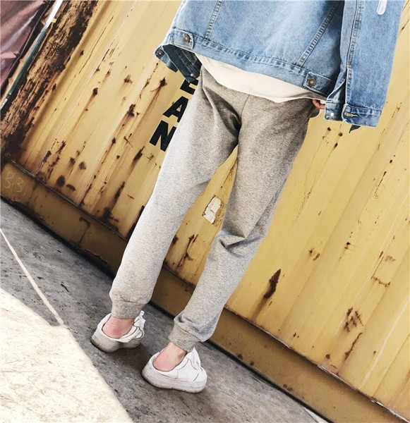 Ευρεία γυναικεία αθλητική φόρμα με ανοιχτόχρωμη επιγραφή