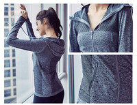 Γυναικείο αθλητικό μπουφάν με  κουκούλα  και διάτρητα στοιχεία σε τρία χρώματα