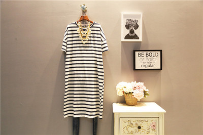 Rochie lungă de damă în dungi Mărimea MAXI cu mâneci 3/4, potrivită pentru utilizarea de zi cu zi