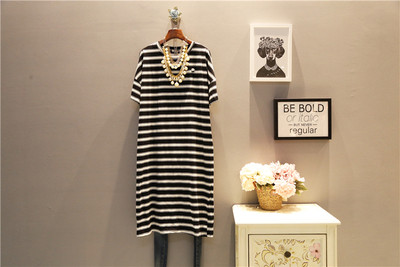 Rochie lungă de damă în dungi Mărimea MAXI cu mâneci 3/4, potrivită pentru utilizarea de zi cu zi