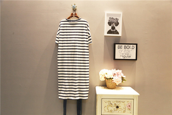 Rochie lungă de damă în dungi Mărimea MAXI cu mâneci 3/4, potrivită pentru utilizarea de zi cu zi