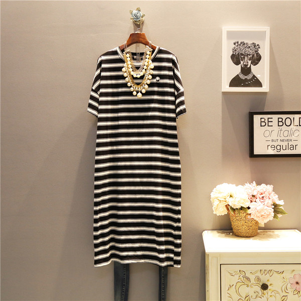 Rochie lungă de damă în dungi Mărimea MAXI cu mâneci 3/4, potrivită pentru utilizarea de zi cu zi