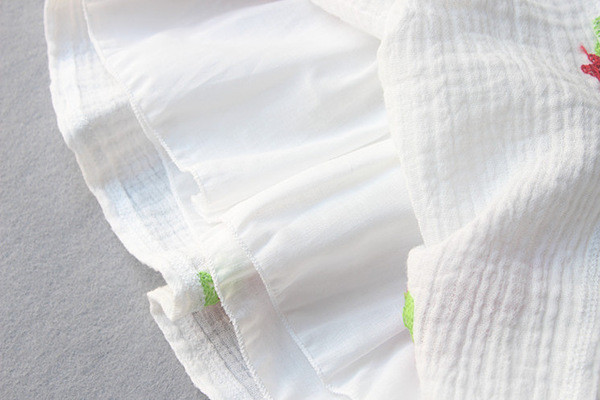 Rochie albă pentru bebeluș cu aplicație cizme de Crăciun