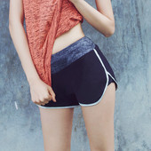 Γυναικεία αθλητικά σορτς σε μαύρο χρώμα με έγχρωμες άκρες