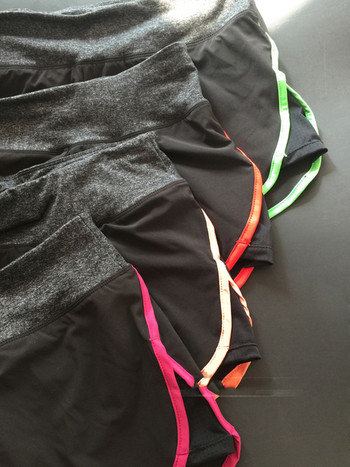 Дамски спортни къси панталони в черен цвят с цветен кант