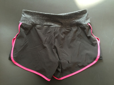 Γυναικεία αθλητικά σορτς σε μαύρο χρώμα με έγχρωμες άκρες