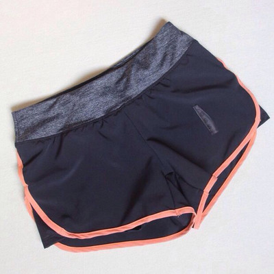 Γυναικεία αθλητικά σορτς σε μαύρο χρώμα με έγχρωμες άκρες