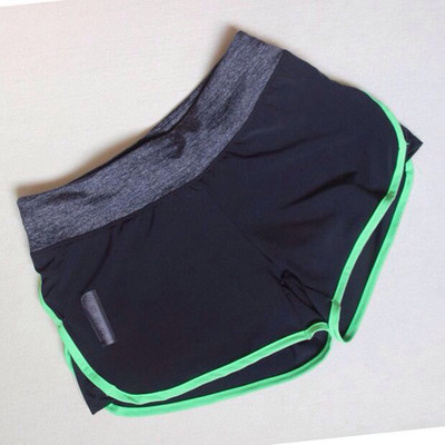 Γυναικεία αθλητικά σορτς σε μαύρο χρώμα με έγχρωμες άκρες