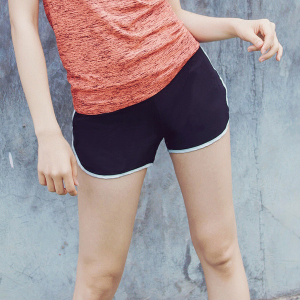 Γυναικεία αθλητικά σορτς σε μαύρο χρώμα με έγχρωμες άκρες