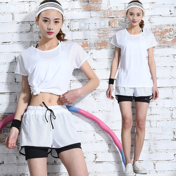 Дамски спортен комплект от три части - бюстие, тениска с къс ръкав и къси панталони