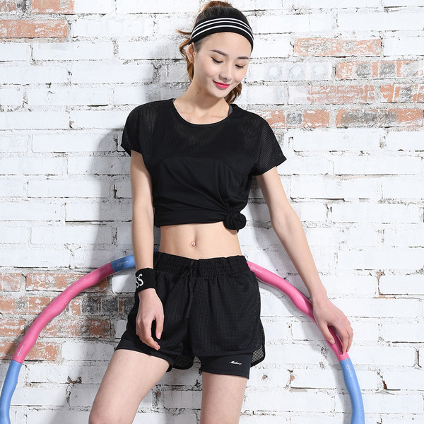 Γυναικείο σπορ σετ  - μπουστάκι , μπλούζα και σορτς με κοντό μανίκι