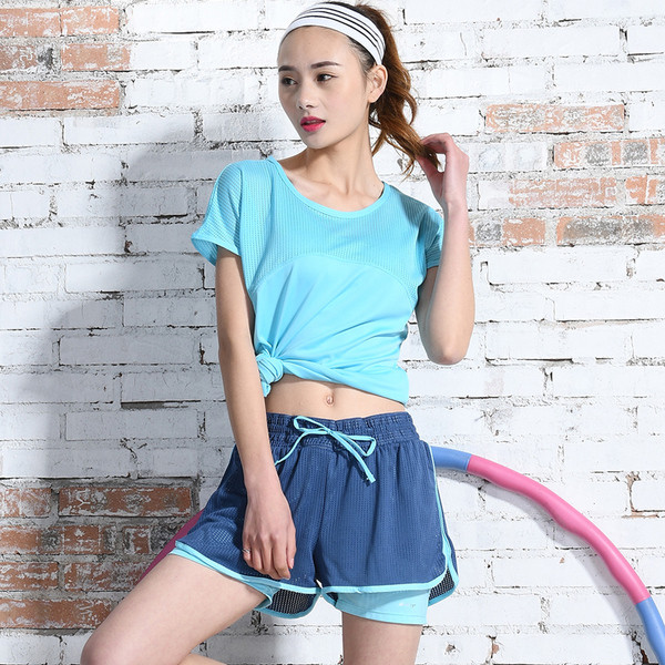 Γυναικείο σπορ σετ  - μπουστάκι , μπλούζα και σορτς με κοντό μανίκι