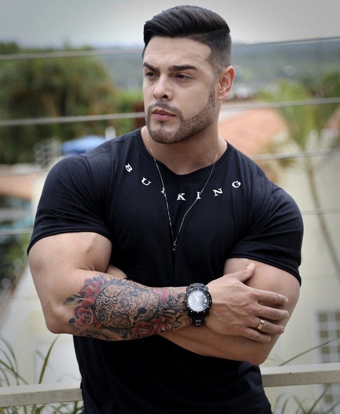 Мъжка спортна тениска с О-образна яка в черен цвят с щампа