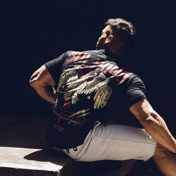 Мъжка спортна тениска с О-образна яка в черен цвят с щампа