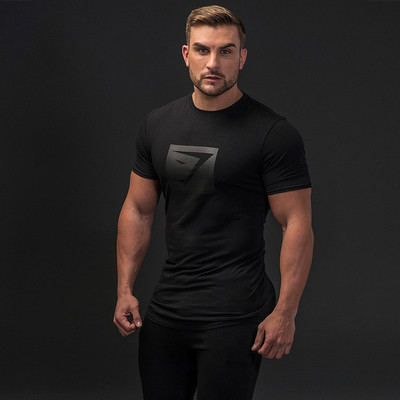 Мъжка спортна тениска в черен цвят с щампа