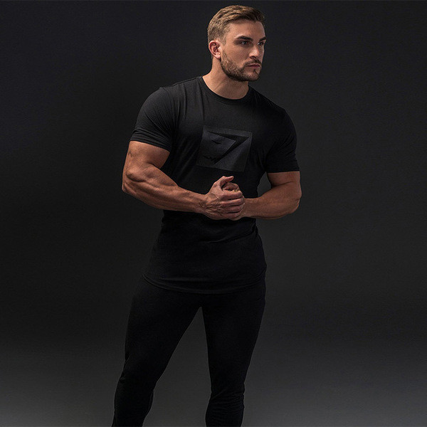 Ανδρικό αθλητικό μπλουζάκι σε μαύρο χρώμα με εκτύπωση