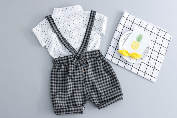 Set bebelusi pentru baieti in doua parti - camasa cu maneci scurte si pantaloni cu bretele in doua culori