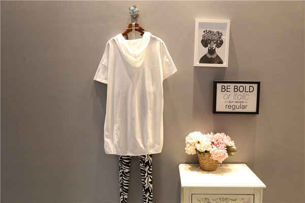 Tunica de dama marimea MAXI cu gluga si aplicatie in alb si negru