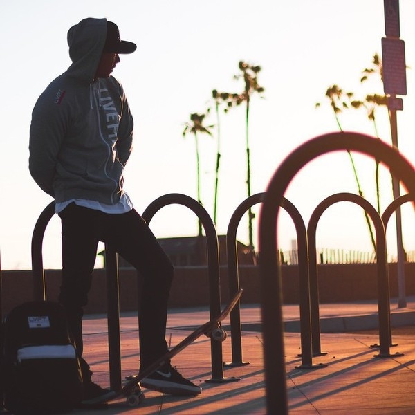 Αθλητικό ανδρικό φούτερ  με κουκούλα σε διάφορα χρώματα με επιγραφή