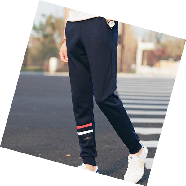 Ανδρική αθλητική φόρμα σε διάφορα μοντέλα σε διαφορετικά χρώματα